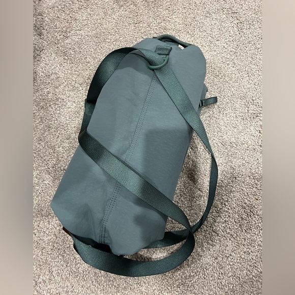 #314 Lululemon NWT Fast Track Bag 2.0 duffle bag 10L - Picture 6 of 9